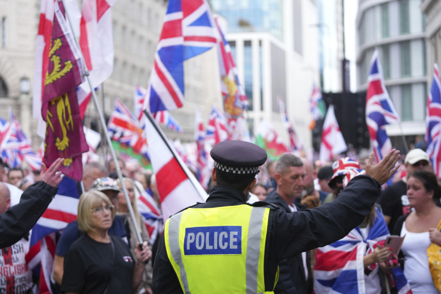 London pod opsadom: Desničari i antifašisti na ulicama, policija razdvaja mase FOTO/VIDEO