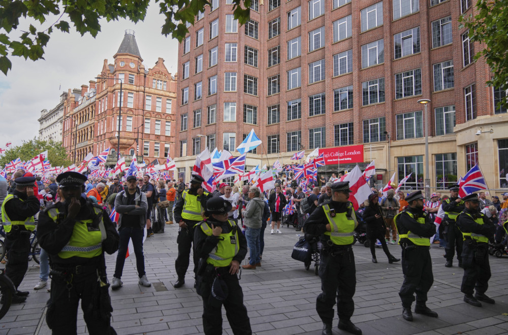 London pod opsadom: Desničari i antifašisti na ulicama, policija razdvaja mase FOTO/VIDEO
