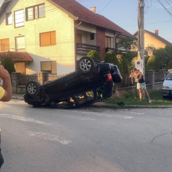 Žestok sudar u porodičnom naselju u Čačku: Jedan auto prevrnut na krov