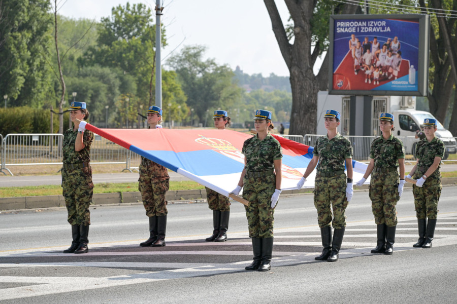 Vojna parada danas u 11 časova; 60 letelica nad Beogradom, trobojka duga 300 metara; Prisustvovaće Vučić FOTO