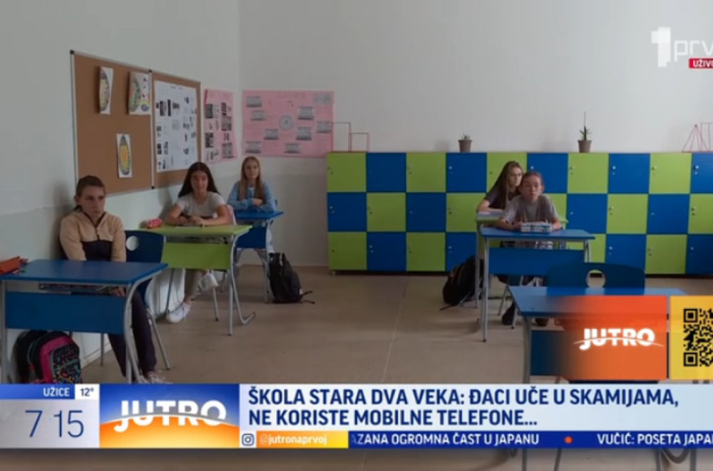 Škola stara dva veka: Đaci uče u skamijama, ne koriste mobilne telefone... VIDEO
