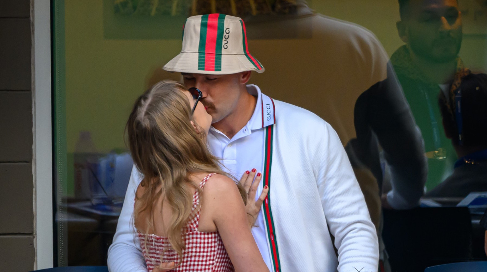 Od narukvice prijateljstva do venčanja: Kako je Trevis Kelsi "smuvao" slavnu pevačicu FOTO