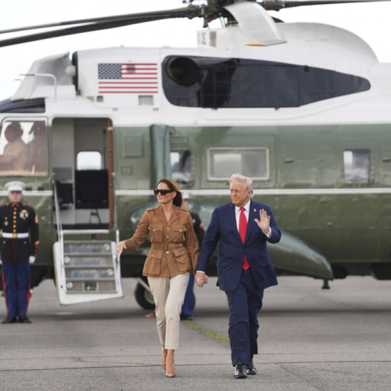Helikopter u kom su bili Tramp i Melanija prinudno sleteo; Hitno se oglasila Bela kuća