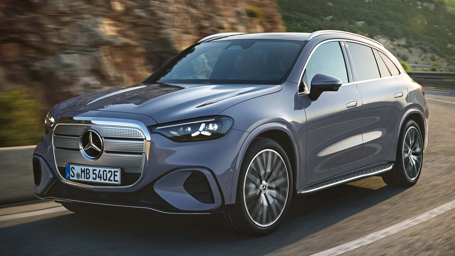Mercedes, ipak, u rikverc: Posle ogromnog ekrana, vraća stare dobre dugmiće