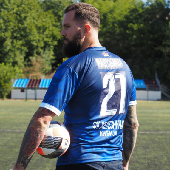 Raduljica otišao u fudbalere – ali stvarno FOTO