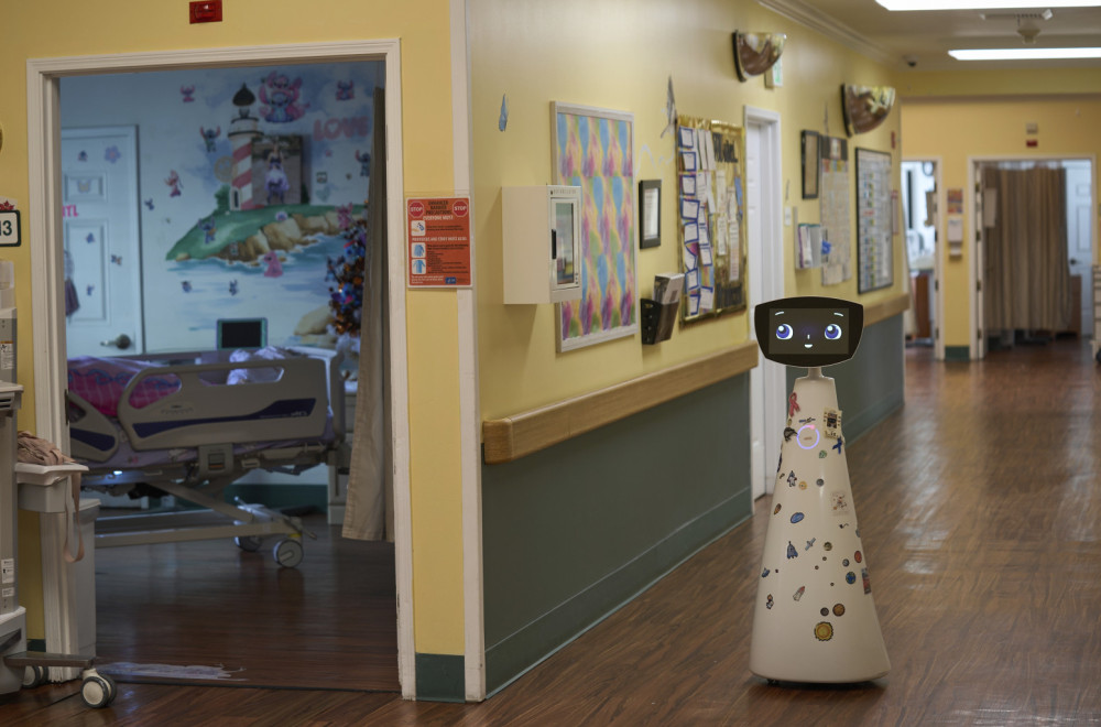 Robot Robin pruža emotivnu podršku deci u bolnicama; Svira, igra, šali se FOTO