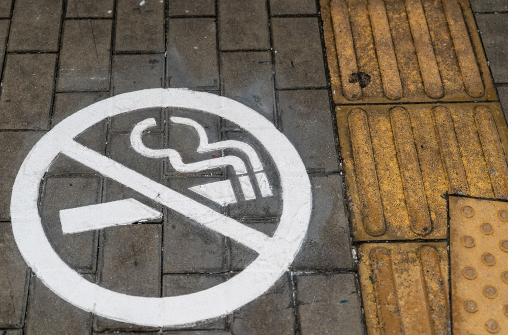 Zvaničnik vlade Albanije smenjen zbog pušenja cigarete u Njujorku