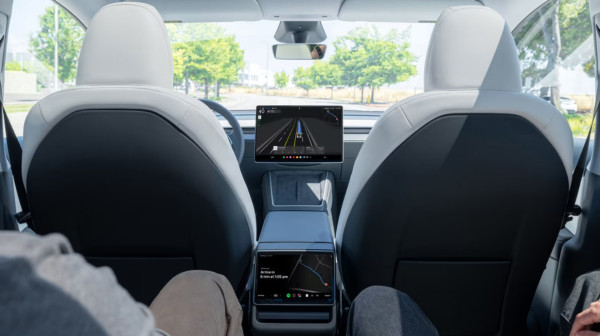 Ništa mu ne smeta: Tesla robotaksi prošao kroz stubiće na putu VIDEO