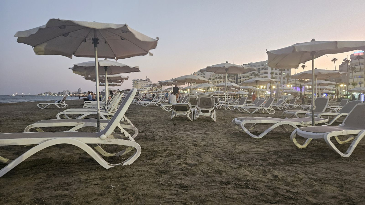 Haos zbog ležaljki na popularnoj grčkoj plaži: Pa zar i u septembru? VIDEO