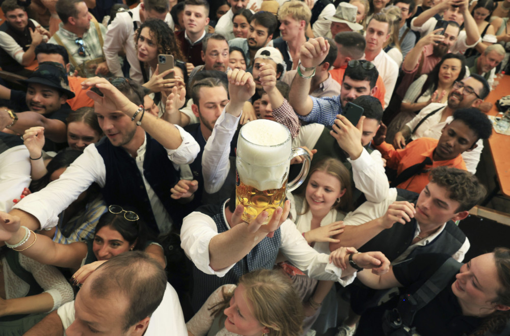 Panika i dozivanje upomoć; Policija zatvorila Oktobarfest: Ne dolazite više FOTO