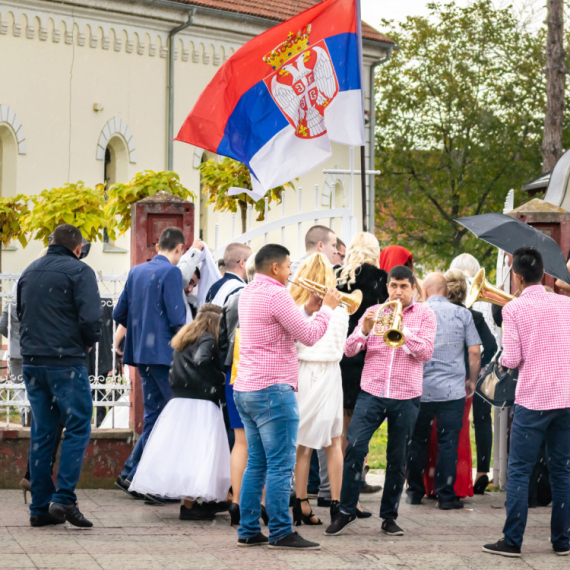 Opšti haos na svadbi: Svađa sa mladencima, žena pala, a njen muž napao ekipu Hitne pomoći VIDEO