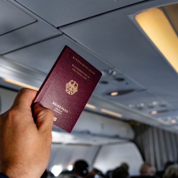 Putnik pojeo pasoš u avionu: "Najstrašnijih 15 minuta u životu" FOTO