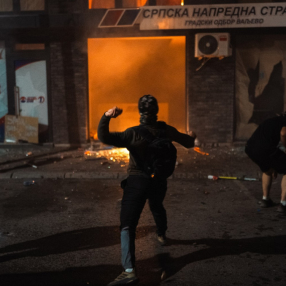 Sve isto kao u Srbiji; Ista matrica ponašanja: Prostorije stranke CDU napadnute i uništene u Nemačkoj FOTO