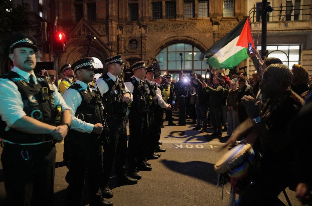 Nekoliko sati nakon terorističkog napada, Britanci na ulicama; "Briga me za jevrejsku zajednicu" FOTO