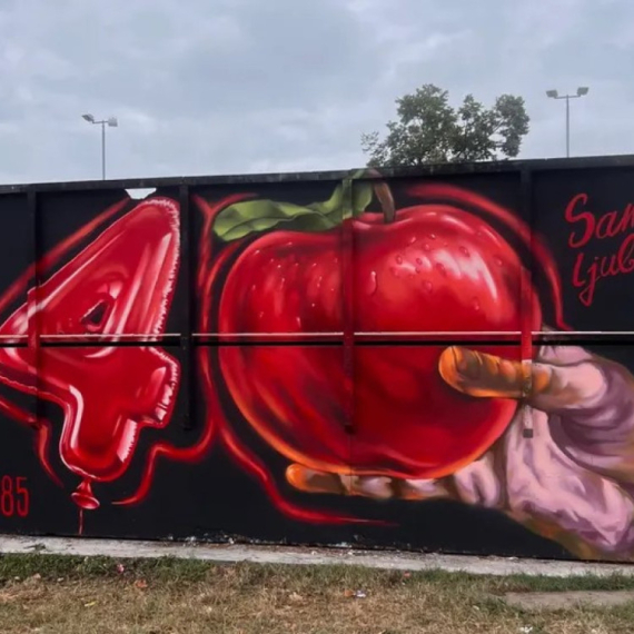 U skejt parku kod Ušća osvanuo mural posvećen grupi Crvena jabuka FOTO