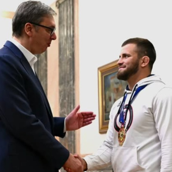 Vučić ugostio Komarova: Mnogo je uradio za Srbiju, posebno smo srećni zbog tri prsta u Zagrebu FOTO