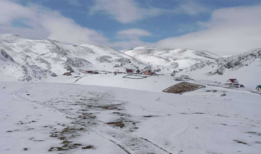Drama na planini: Stočari zatrpani snegom; Smetovi dostigli metar i po FOTO