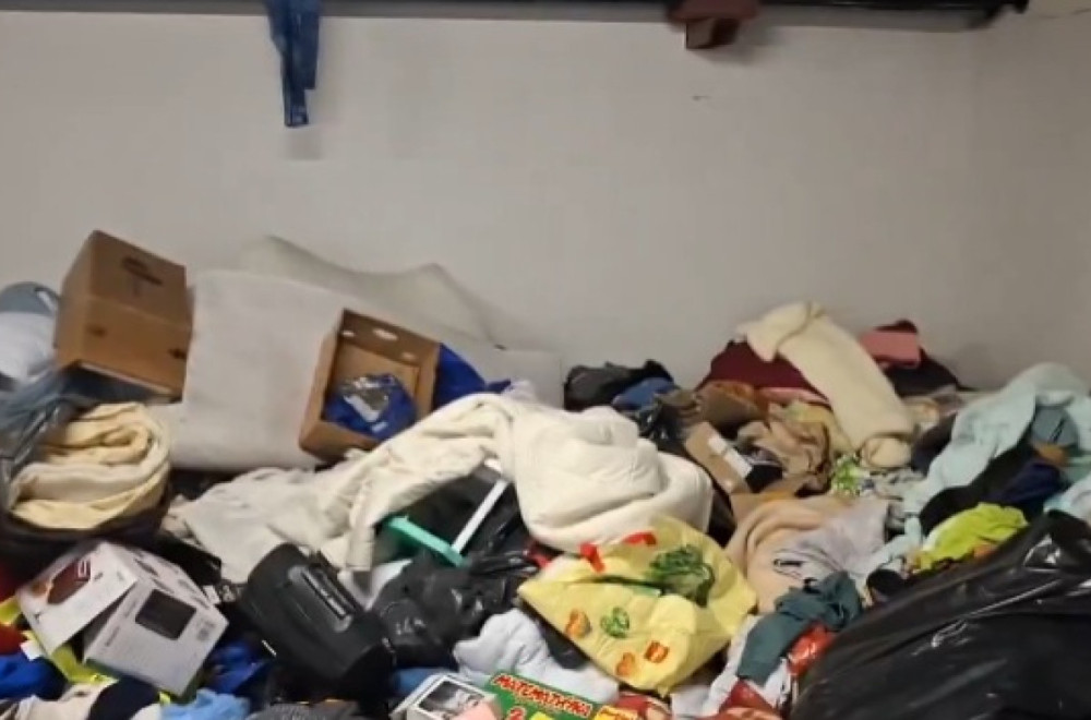 Ljudi pokušavaju da pokupe haos koji su blokaderi ostavili u rektoratu u Novom Sadu VIDEO