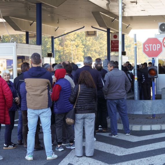 Kolaps na granicama zbog novog sistema: Putnici i vozači očajni