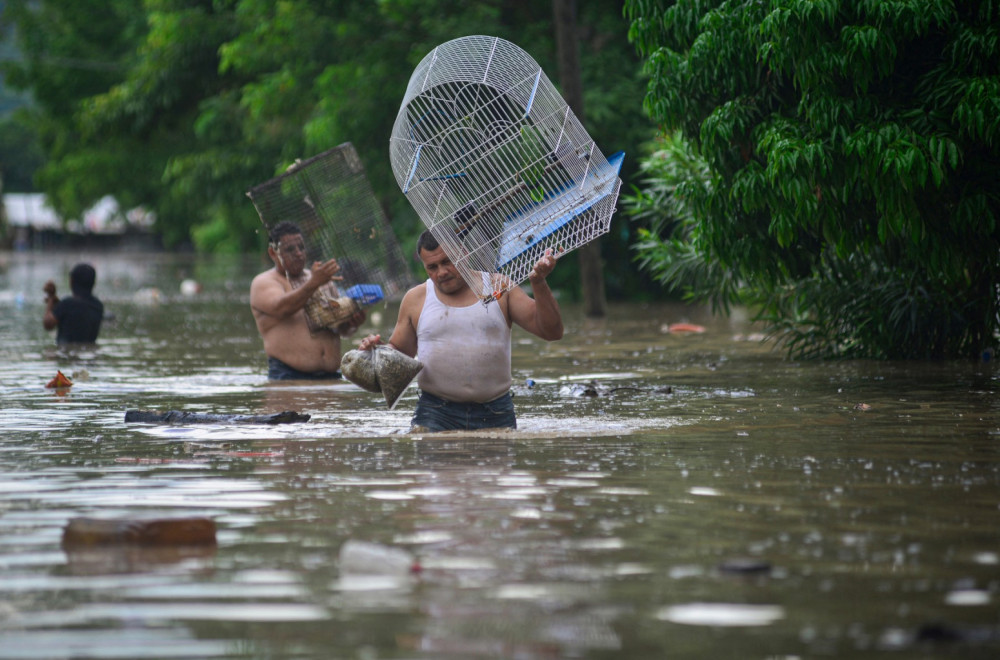 Katastrofalne poplave; Ulice pretvorene u reke; Desetine mrtvih FOTO/VIDEO