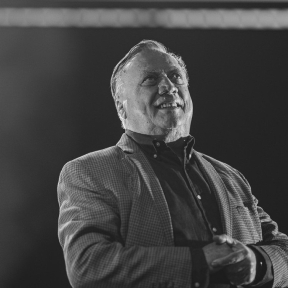Dino Merlin rasplakao sve govorom na komemoraciji Bešliću; Začula se dobro poznata Halidova pesma FOTO