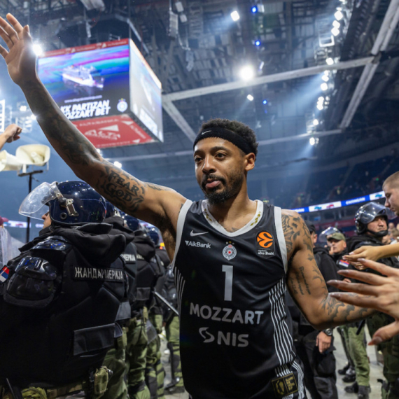 Karlik Džons ne može bez košarke FOTO