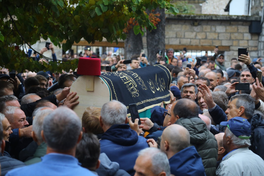 Halid Bešlić sahranjen uz Romaniju: Slike iz Sarajeva obilaze region FOTO