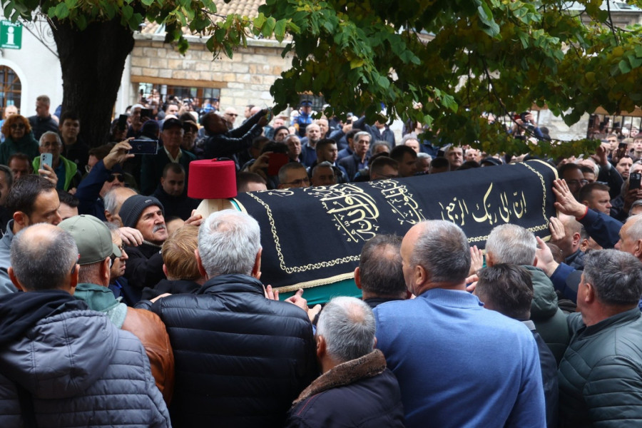 Halid Bešlić sahranjen uz Romaniju: Slike iz Sarajeva obilaze region FOTO