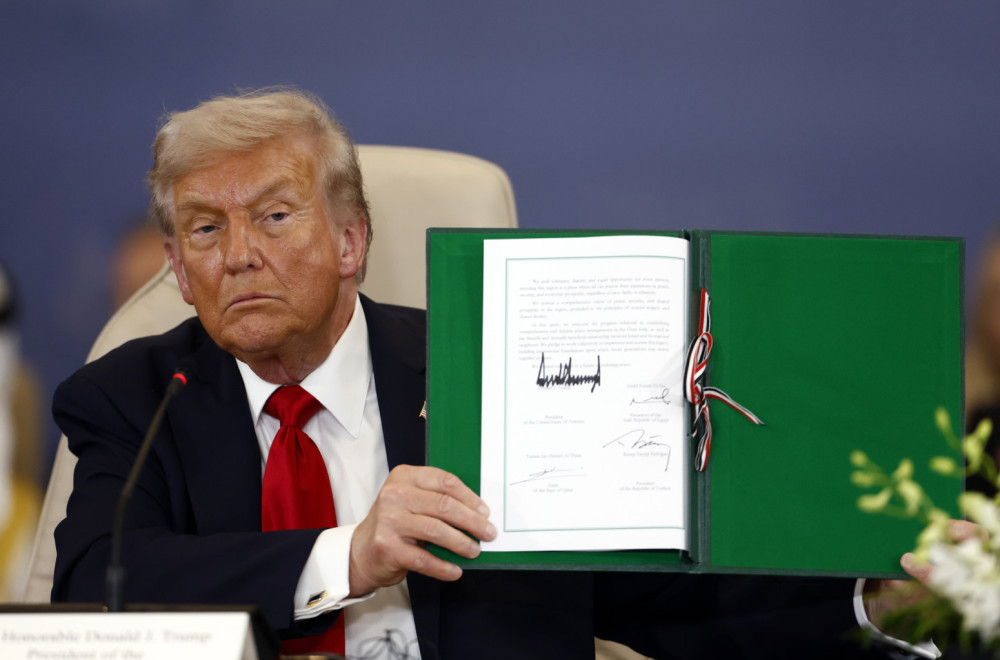 It's now official: Trump signed the ceasefire; "This has been 3,000 years in the making" PHOTO/VIDEO