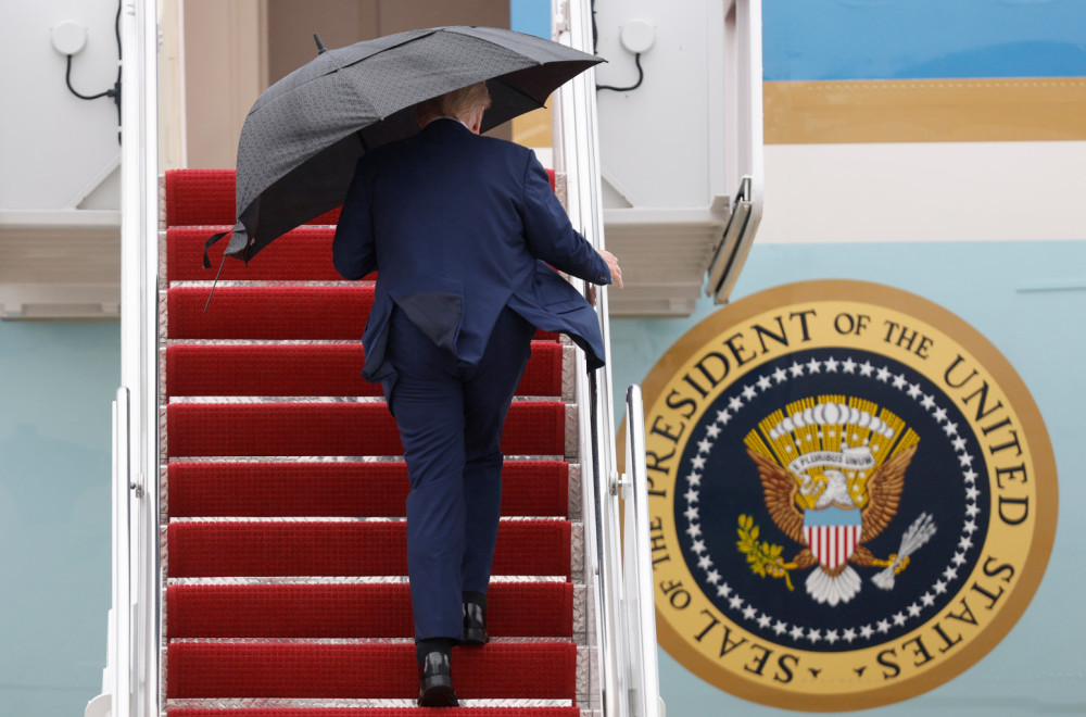 Tramp je ponovo meta? Pojačane mere bezbednosti – ukrcao se u Air Force One malim stepenicama FOTO/VIDEO