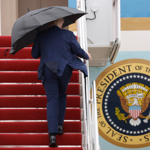 Tramp je ponovo meta? Pojačane mere bezbednosti – ukrcao se u Air Force One malim stepenicama FOTO/VIDEO
