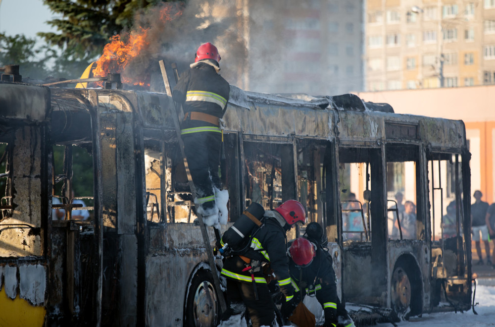Stravična nesreća: Autobus se zapalio nakon sudara; Najmanje 25 mrtvih FOTO