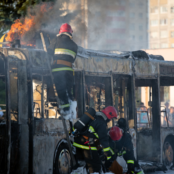 Stravična nesreća: Autobus se zapalio nakon sudara; Najmanje 25 mrtvih FOTO