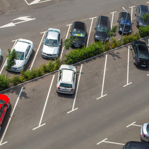 Gradi se parking na severnoj obali Krvavog jezera