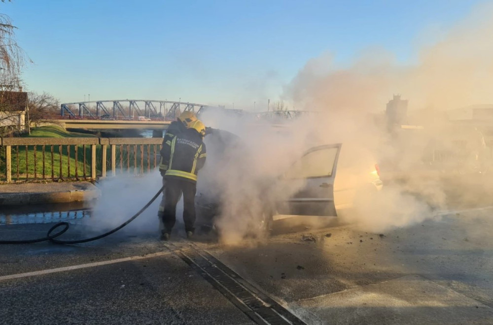 Incident u Kragujevcu: Zapalio se automobil u pokretu; Vozač odmah izleteo napolje