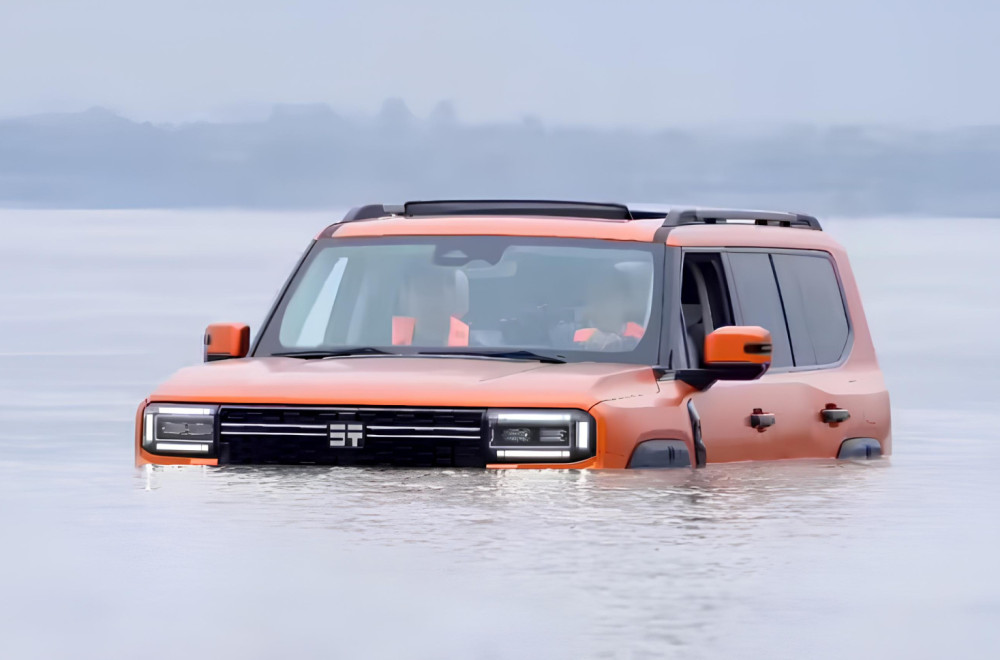 Kineski SUV prešao najveću reku u zemlji: Amfibijsko putovanje od 1,5 km FOTO/VIDEO