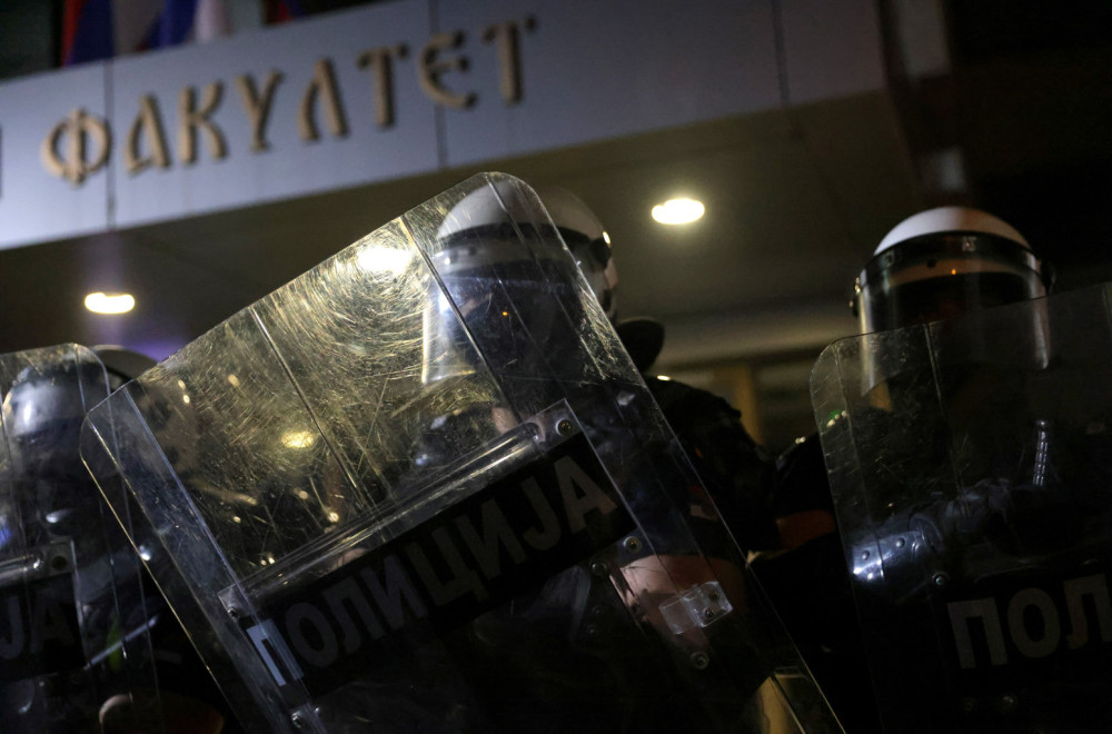 Gruhonjićevi separatisti okupirali Filozofski fakultet u Novom Sadu, a onda psovali policajce VIDEO