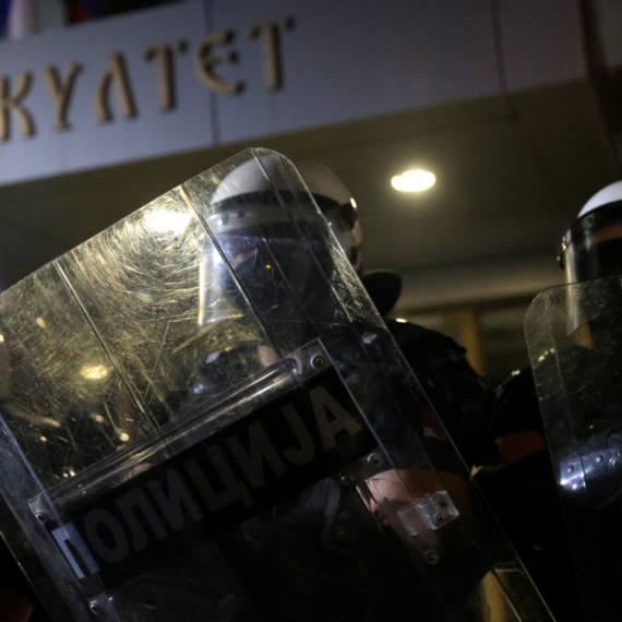 Gruhonjićevi separatisti okupirali Filozofski fakultet u Novom Sadu, a onda psovali policajce VIDEO
