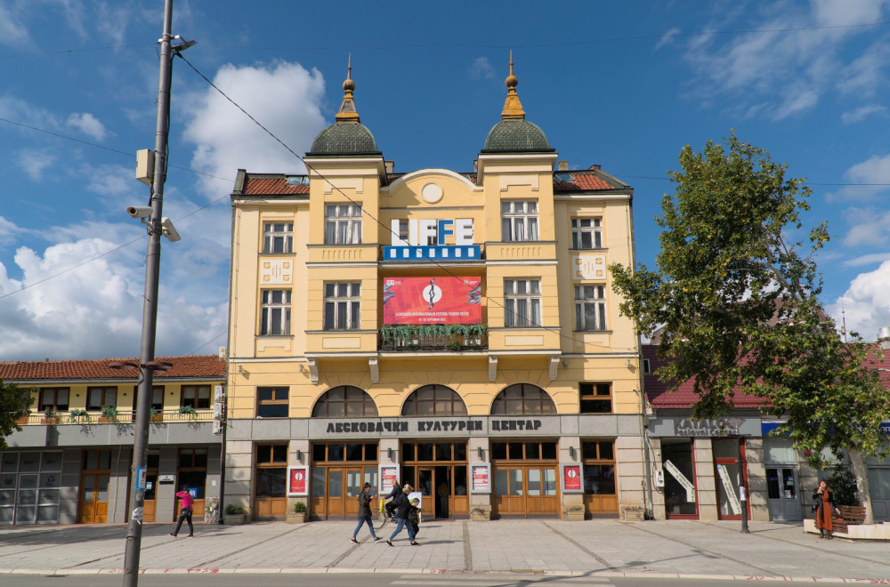 Oboren rekord u Leskovcu: Čak 1800 osnovaca istovremeno crtalo strip; Najviše u jugositočnoj Evropi