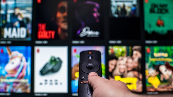 Udari na džep građana: Netfliks optužen da tajno prodaje vaše podatke i zarađuje milijarde