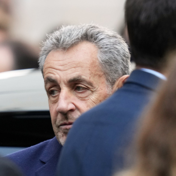 Sarkozi spava u ćeliji od devet kvadrata; Robijaši mu prete: "Osvetićemo Gadafija" VIDEO