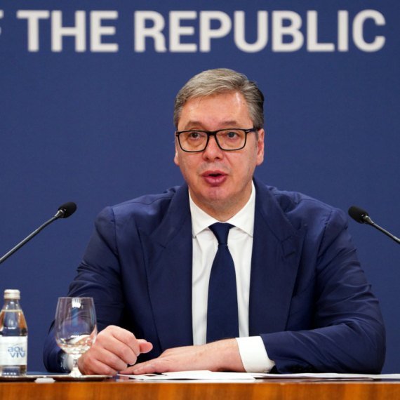 Plate u zdravstvu povećane zahvaljujući Vučiću; Lončar: Svake godine je bilo jedno ili dva povećanja
