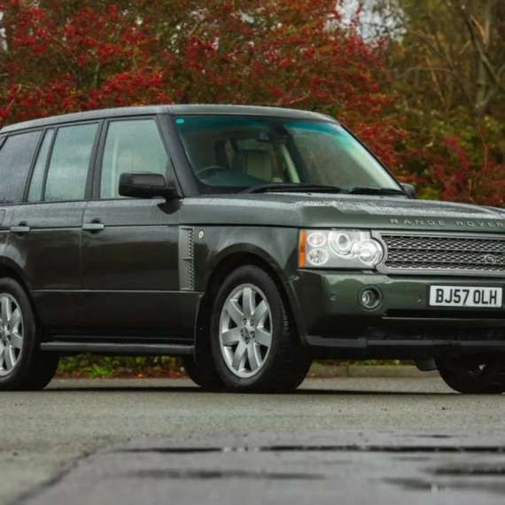 Vozite se kao kralj: Range Rover Elizabete II na aukciji, šta mislite koliko košta?