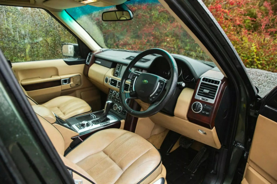 Vozite se kao kralj: Range Rover Elizabete II na aukciji, šta mislite koliko košta?