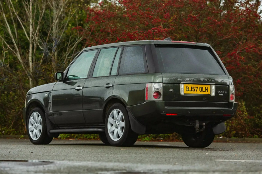 Vozite se kao kralj: Range Rover Elizabete II na aukciji, šta mislite koliko košta?