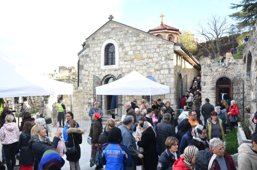 U čast Svete Petke: Veliki broj vernika čeka u redovima od juče ispred Ružice na Kalemegdanu FOTO