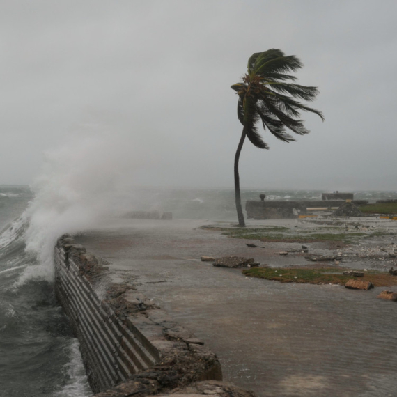 The strongest storm in the world approaches: A quarter of a million people without electricity; winds 300 km/h