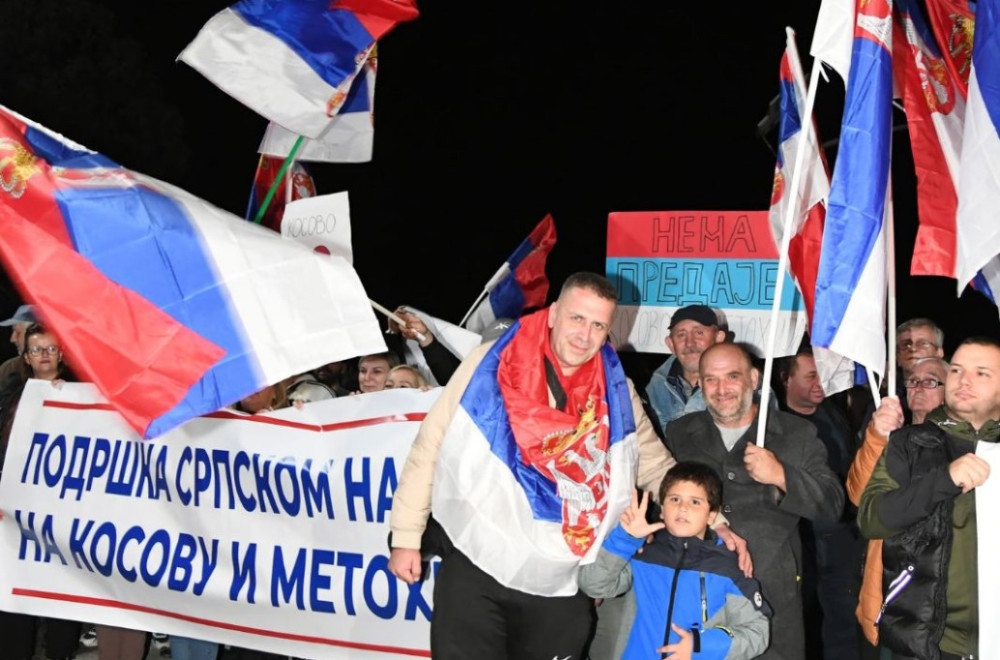 Dirljiva slika kod Ušća: Mališan sa tri prsta dočekao pešake sa Kosova i Metohije FOTO
