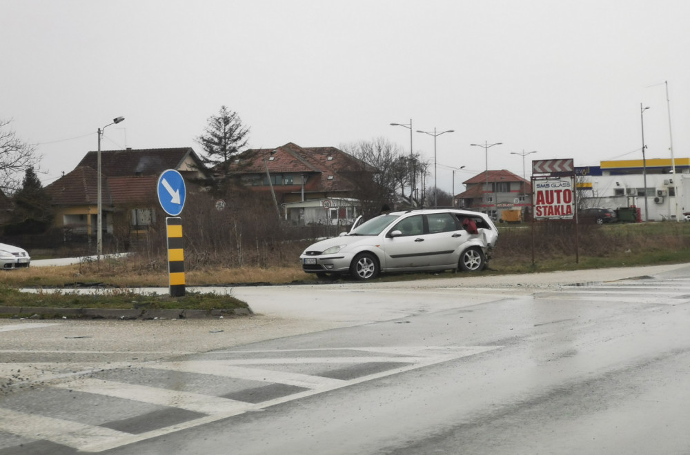Saobraćajna nesreća kod Gornjeg Milanovca: Jedno vozilo sletelo sa puta; Delovi automobila rasuti po putu