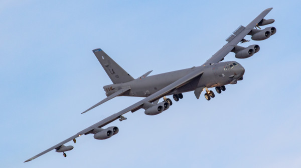 Prve slike: Američki bombarder B-52 nosi prototipove novih krstarećih raketa FOTO